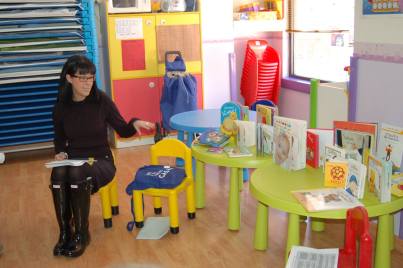 Susana impartiendo taller de lectura en la Escuela Infantil El Parque del Ensanche en Alcalá de Henares
